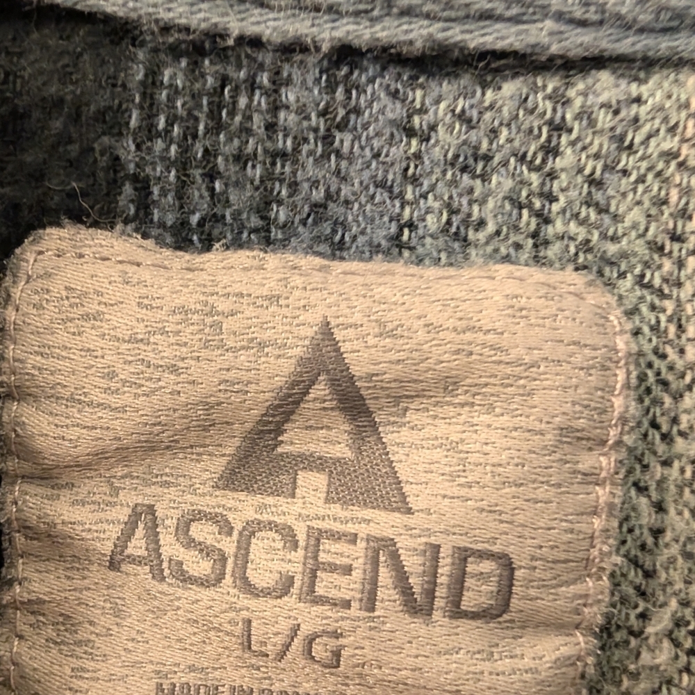 Bass Pro Shops Gray and Black Knit Jacket - Picture 9 of 11